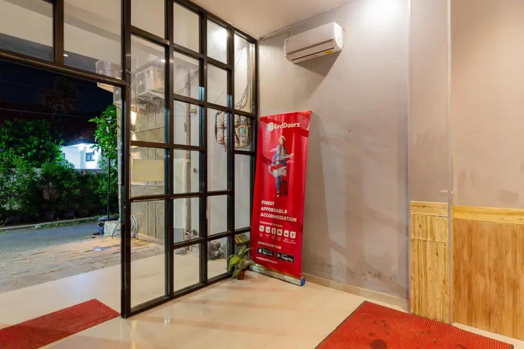 RedDoorz @ Manukan Surabaya Bagian luar foto