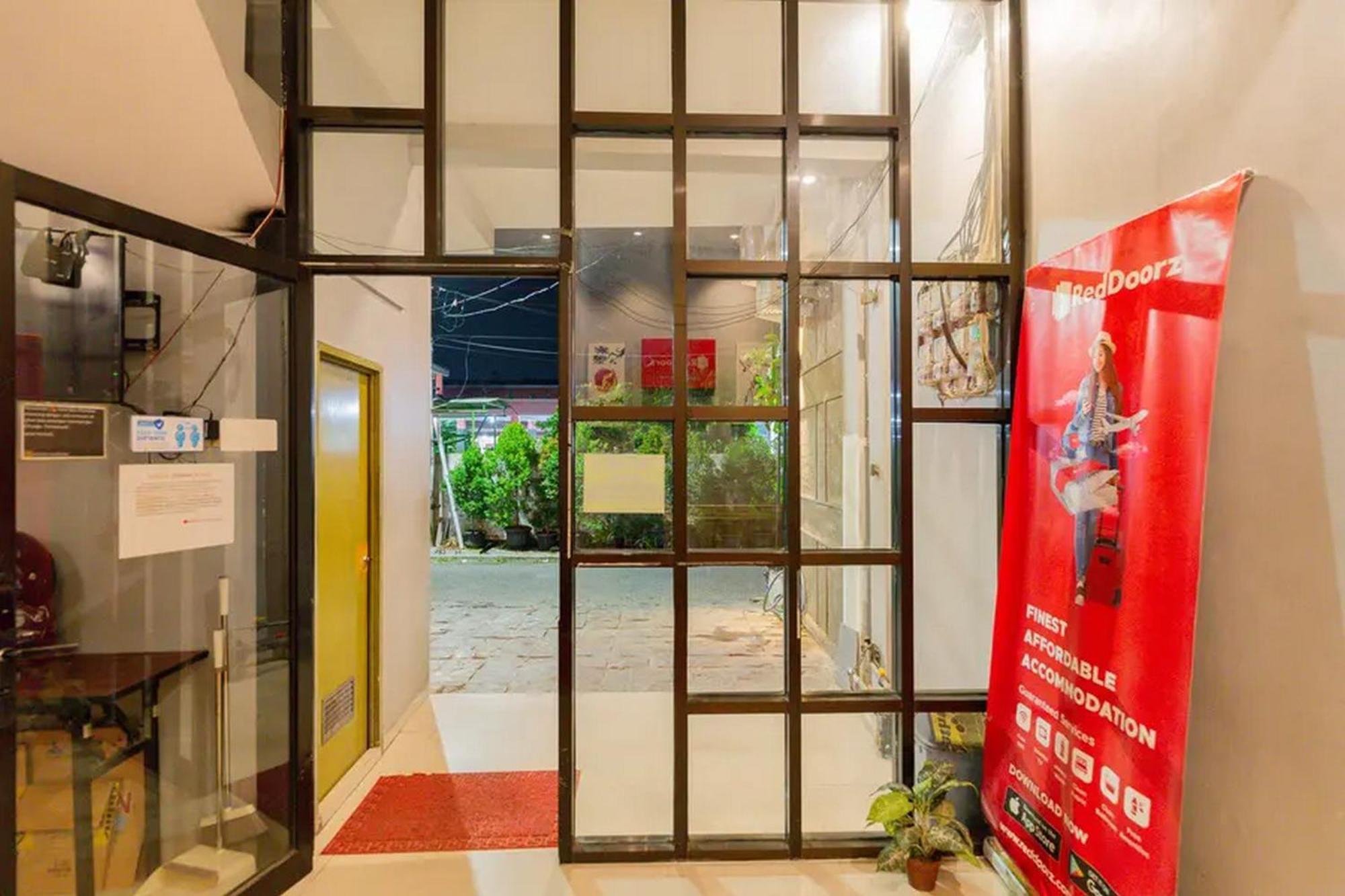 RedDoorz @ Manukan Surabaya Bagian luar foto